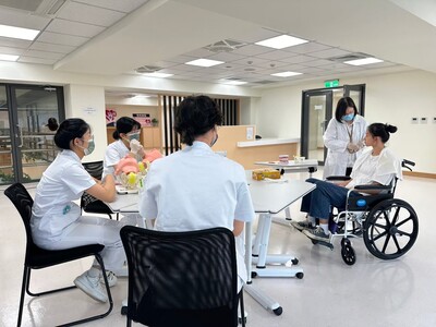 老師教導學生如何進行口腔照護圖片