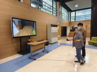 樂齡長輩體驗VR設備圖片