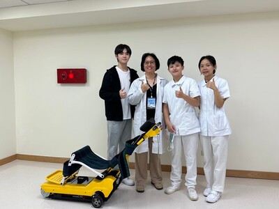 協助評鑑師生開心合影圖片