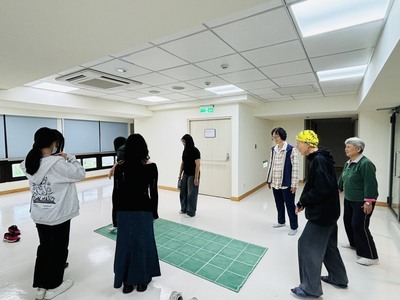 學生帶領樂齡長輩體驗活動圖片