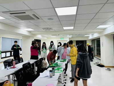 學生與樂齡長輩一同體驗活動圖片