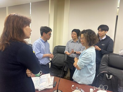 本校長官與廠商討論合作事項圖片