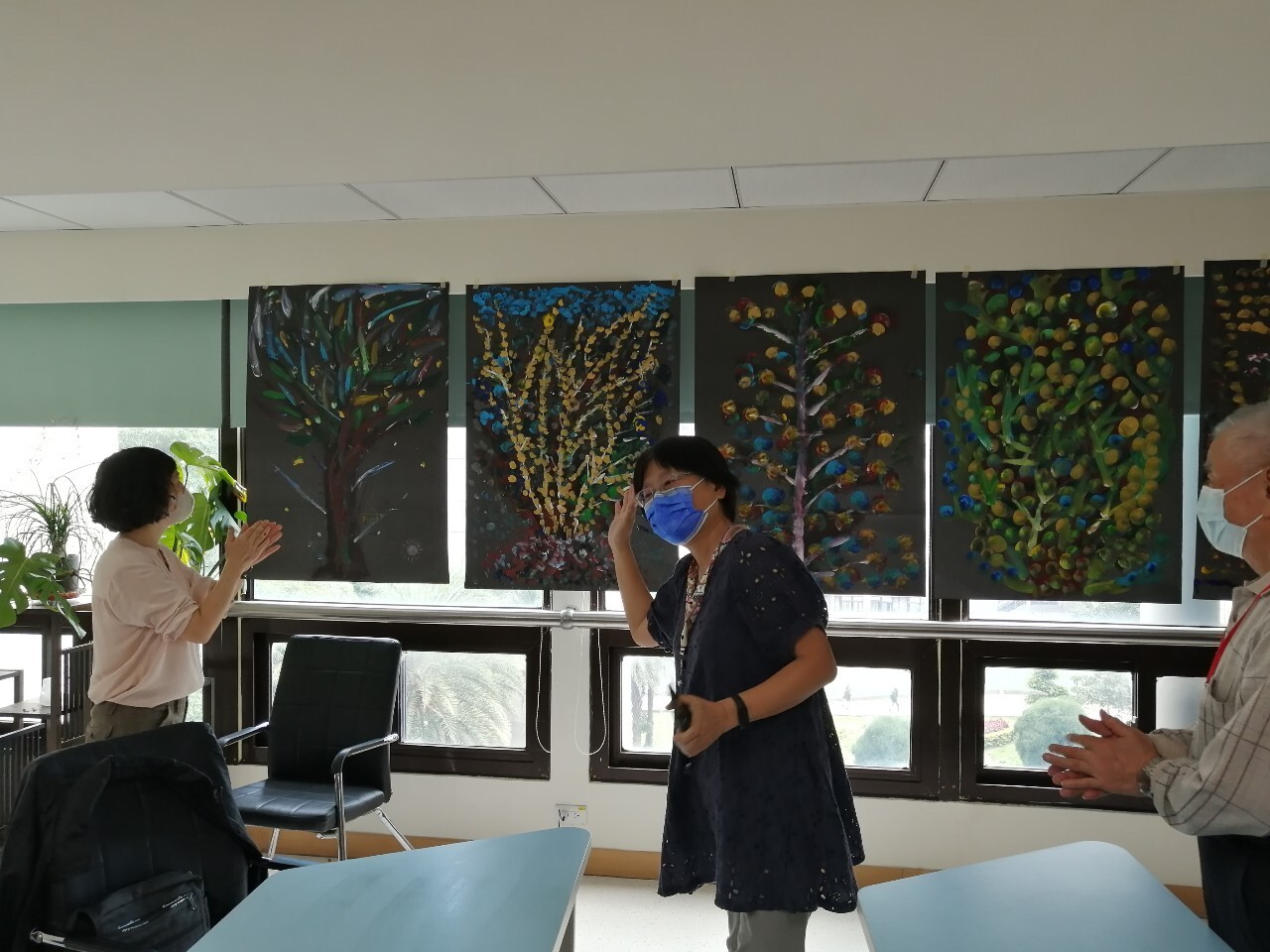 111學年度第一學期 樂齡大學—藝術治療(彩繪樹)