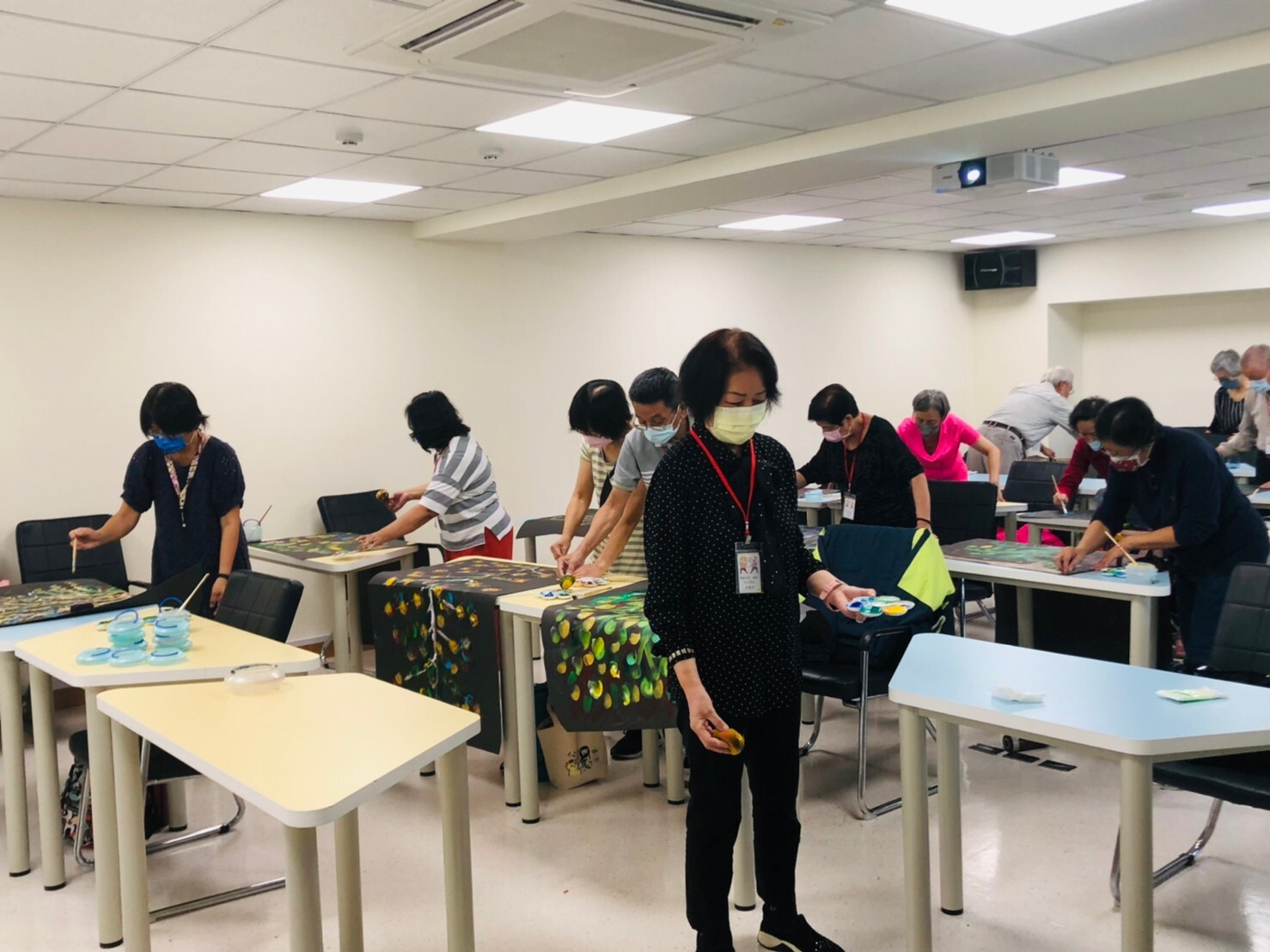 111學年度第一學期 樂齡大學—藝術治療(彩繪樹)