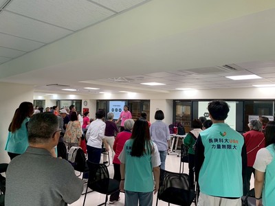 同學與長輩一同跳健身操圖片