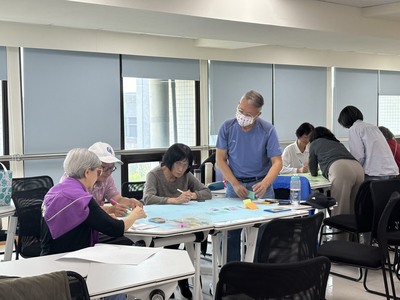 長輩分組完成課程討論圖片