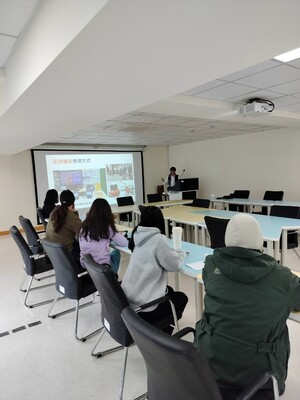專心聆聽廠商講解圖片