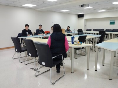 中心主任與廠商討論該公司產品圖片