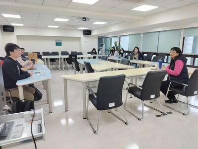 中心主任與廠商討論該公司產品1圖片