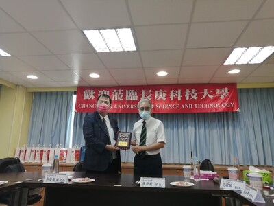 本校長官與高醫長官合影圖片