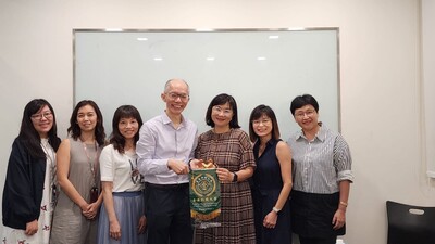 本校師長與新加坡IGA師長合影圖片