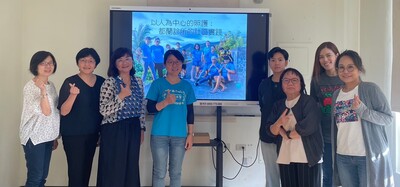 本校師生與米八遛推廣協會主任合影圖片