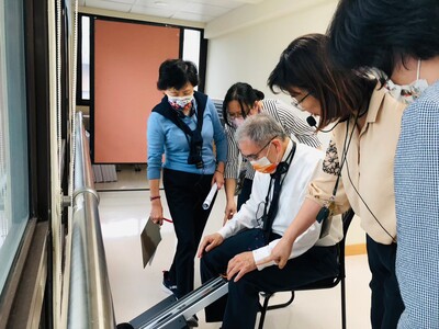 實際操作肢體前彎設備圖片