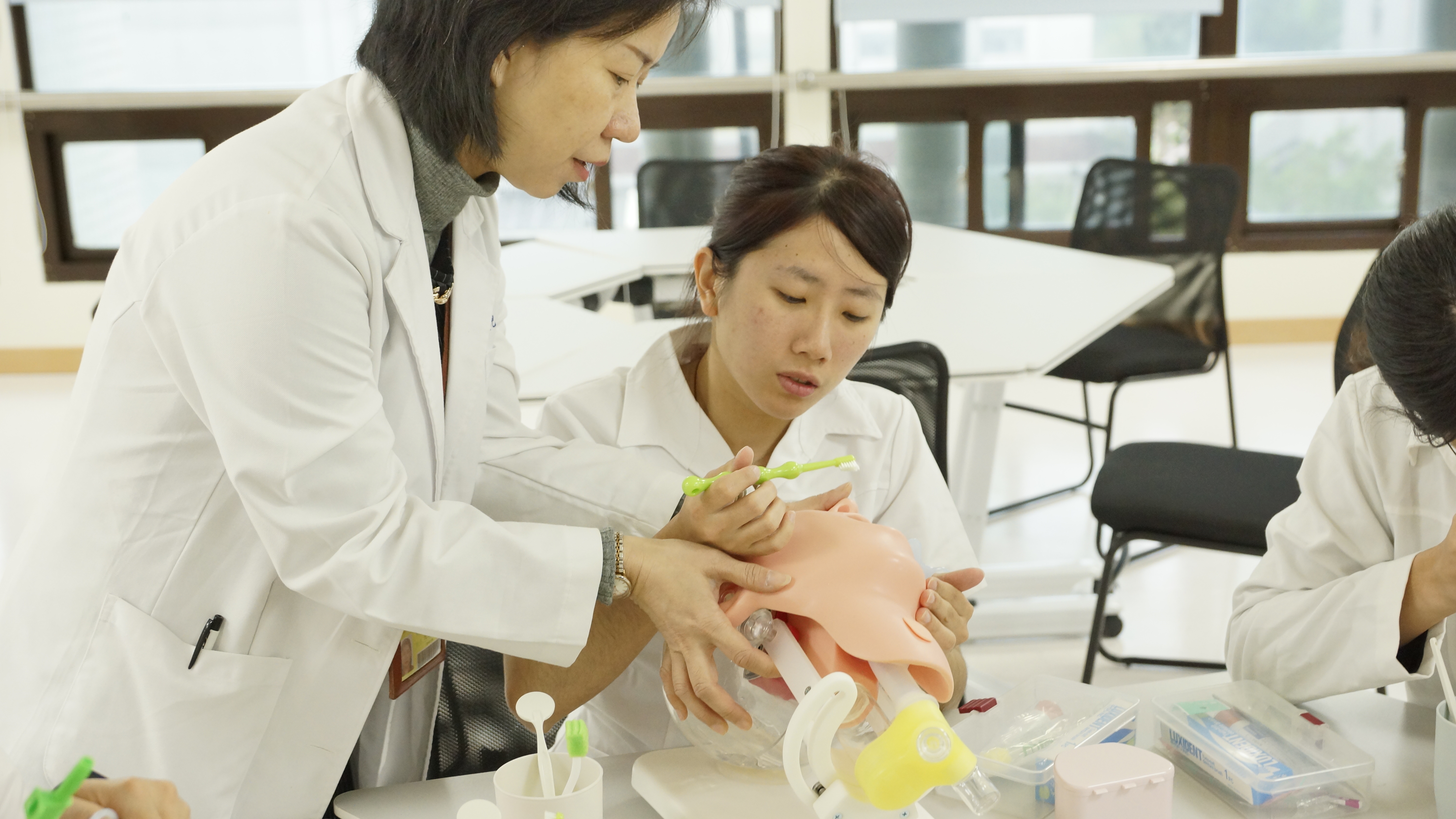 護理系倪麗芬老師帶領學生介紹高齡長照口腔保健課程