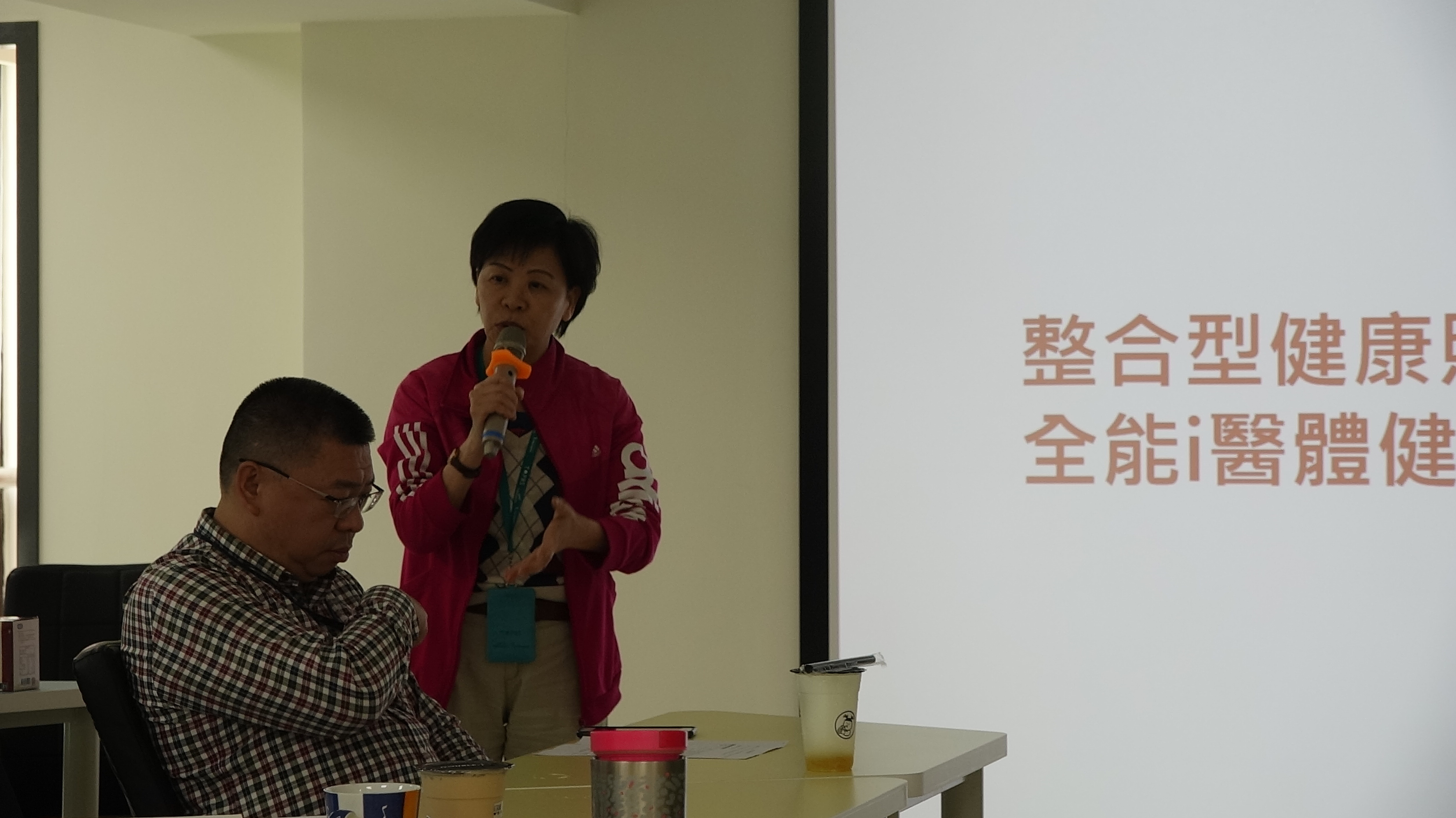台塑生醫護理師講解「台塑生醫全能I醫體健儀」之操作