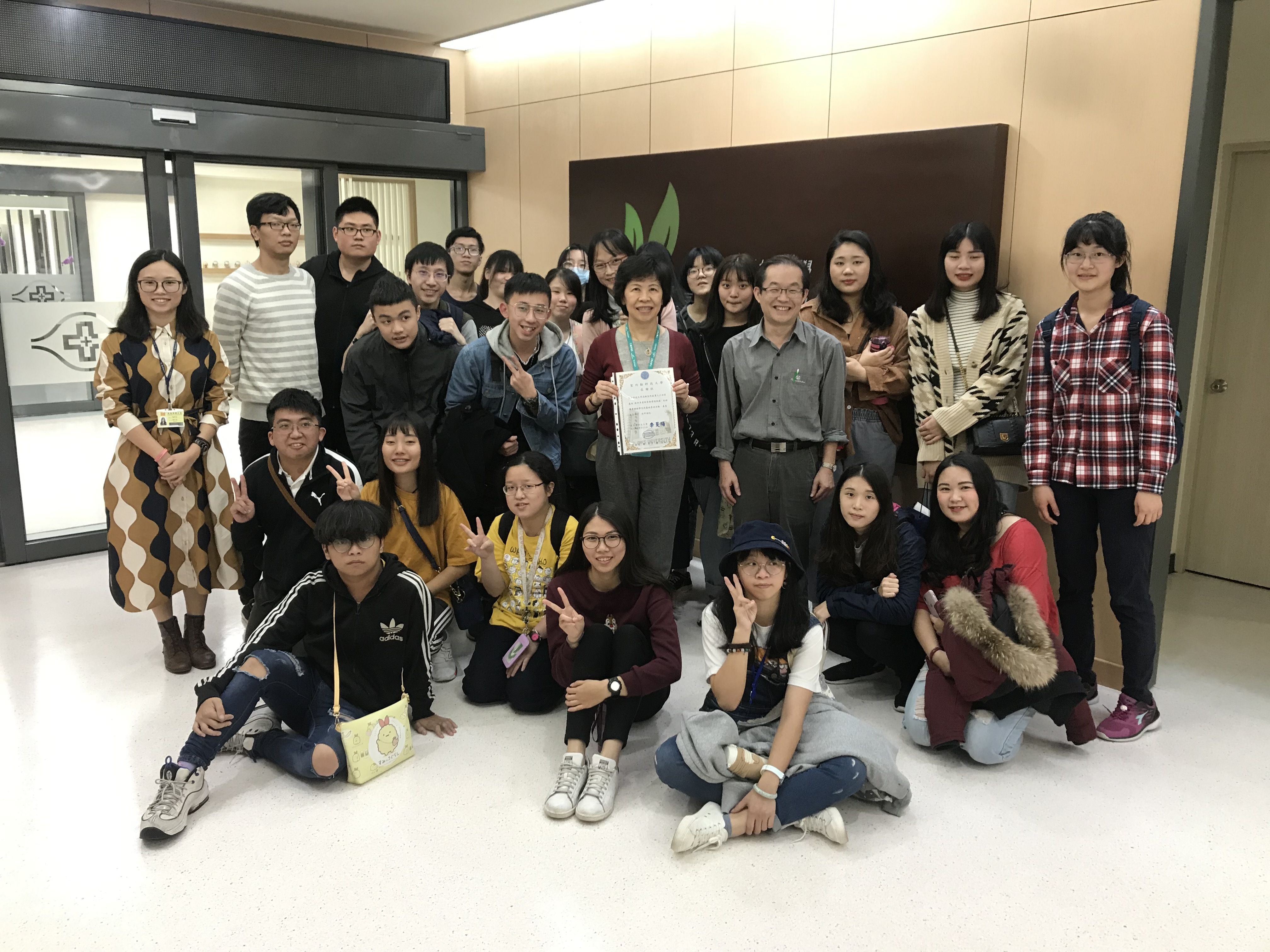中心簡淑慧主任與聖約翰科技大學師生合影