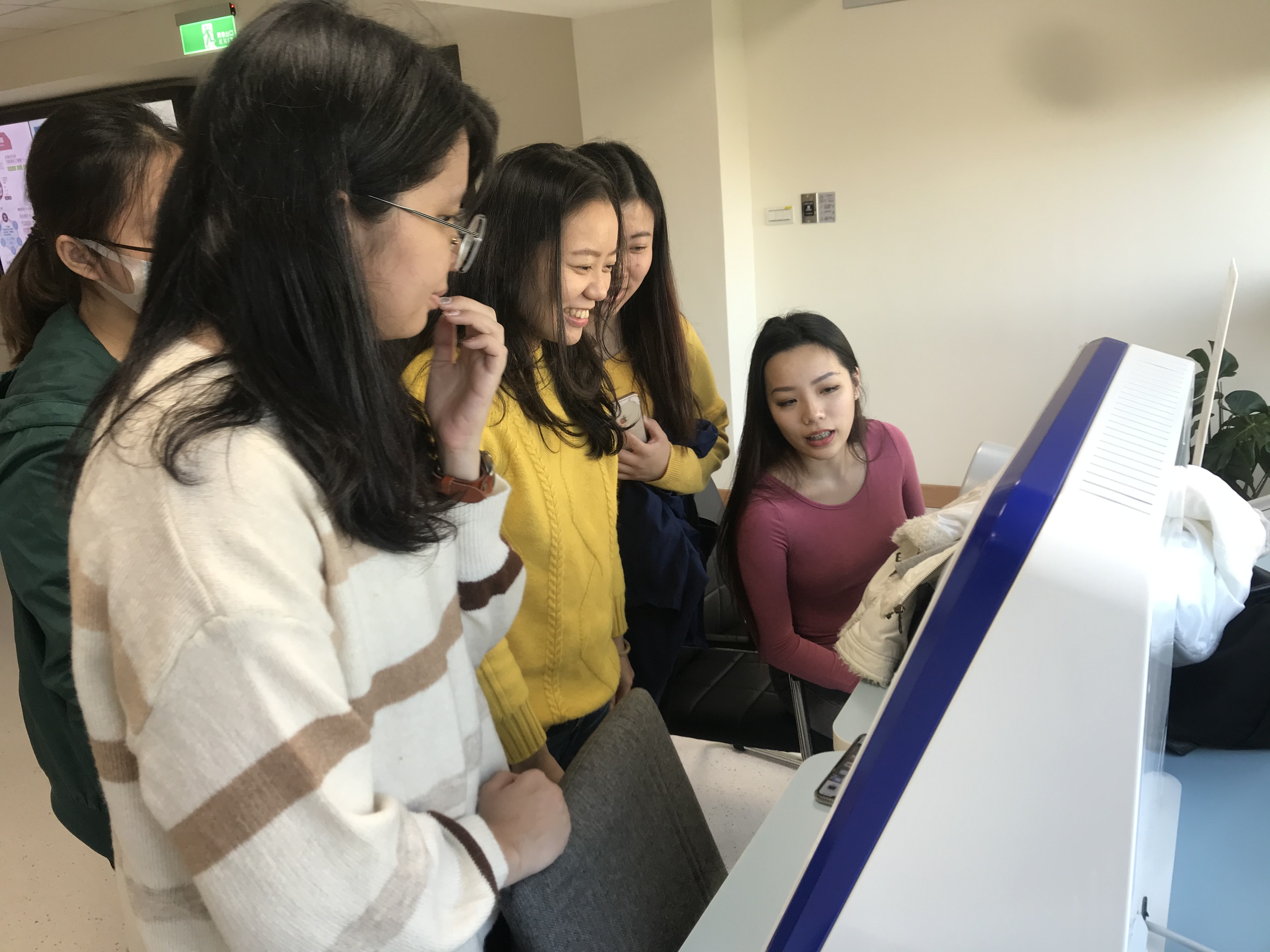 學生體驗「i醫體健儀」