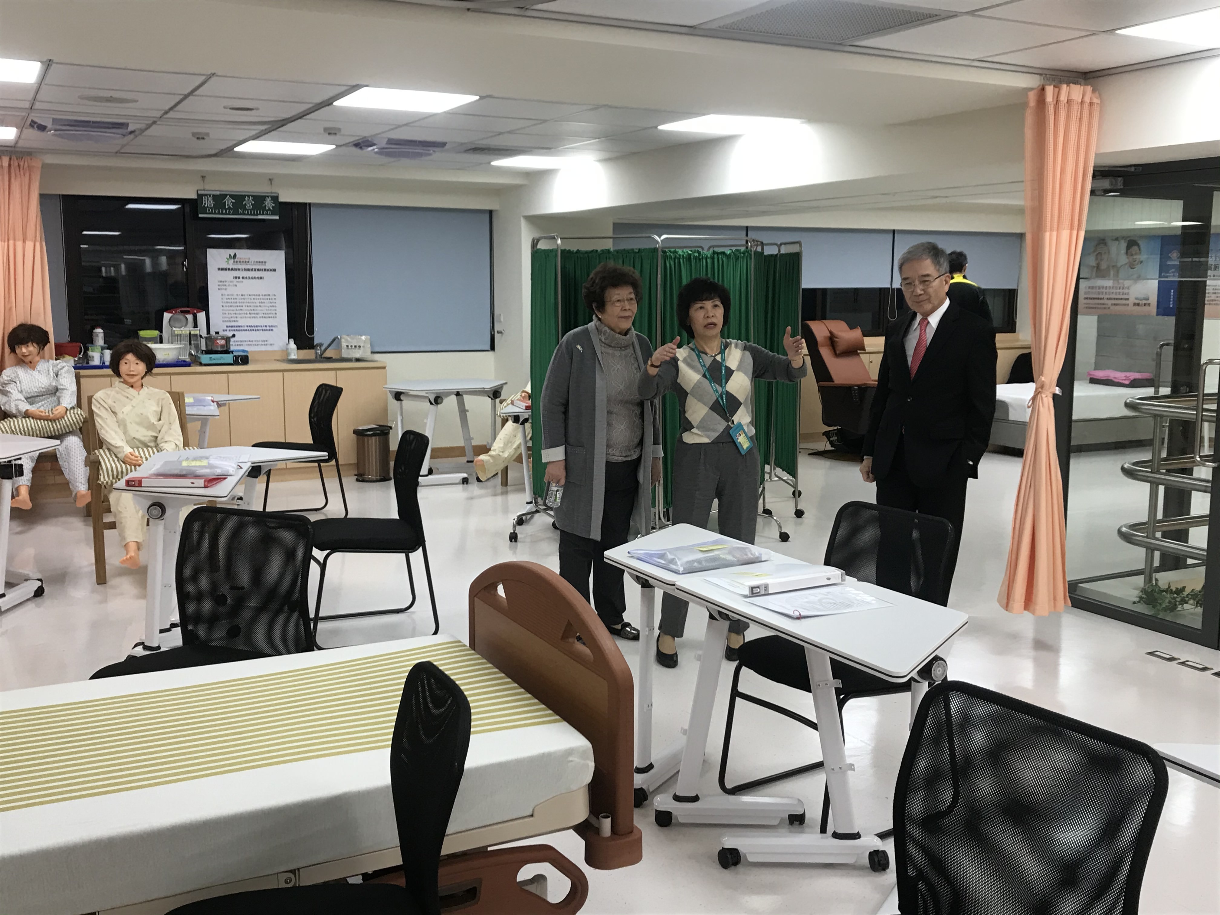 廖張校長在樓校長及簡附院長陪同下參觀照服員OSCE考場
