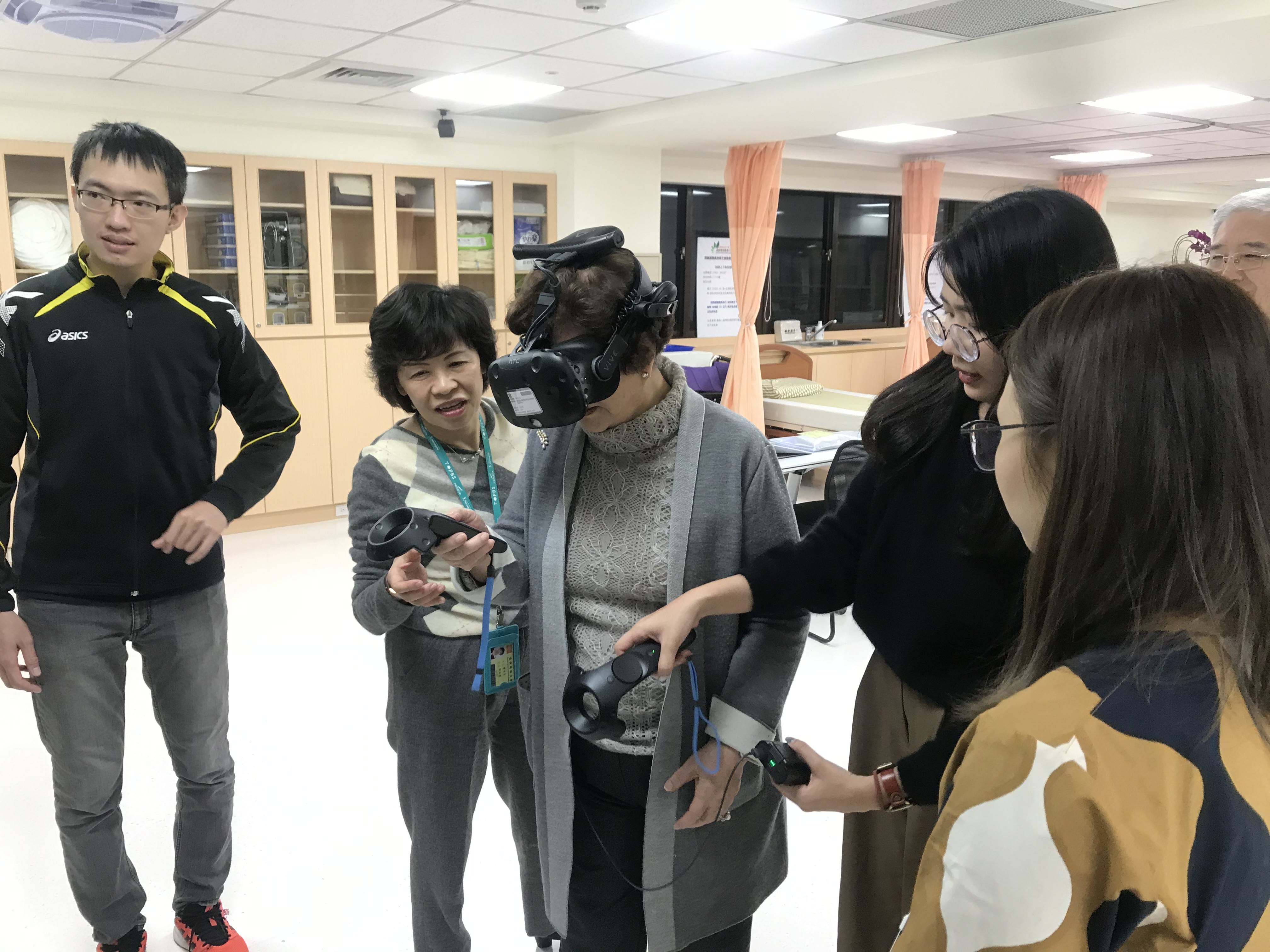 廖張校長親自體驗VR教學系統