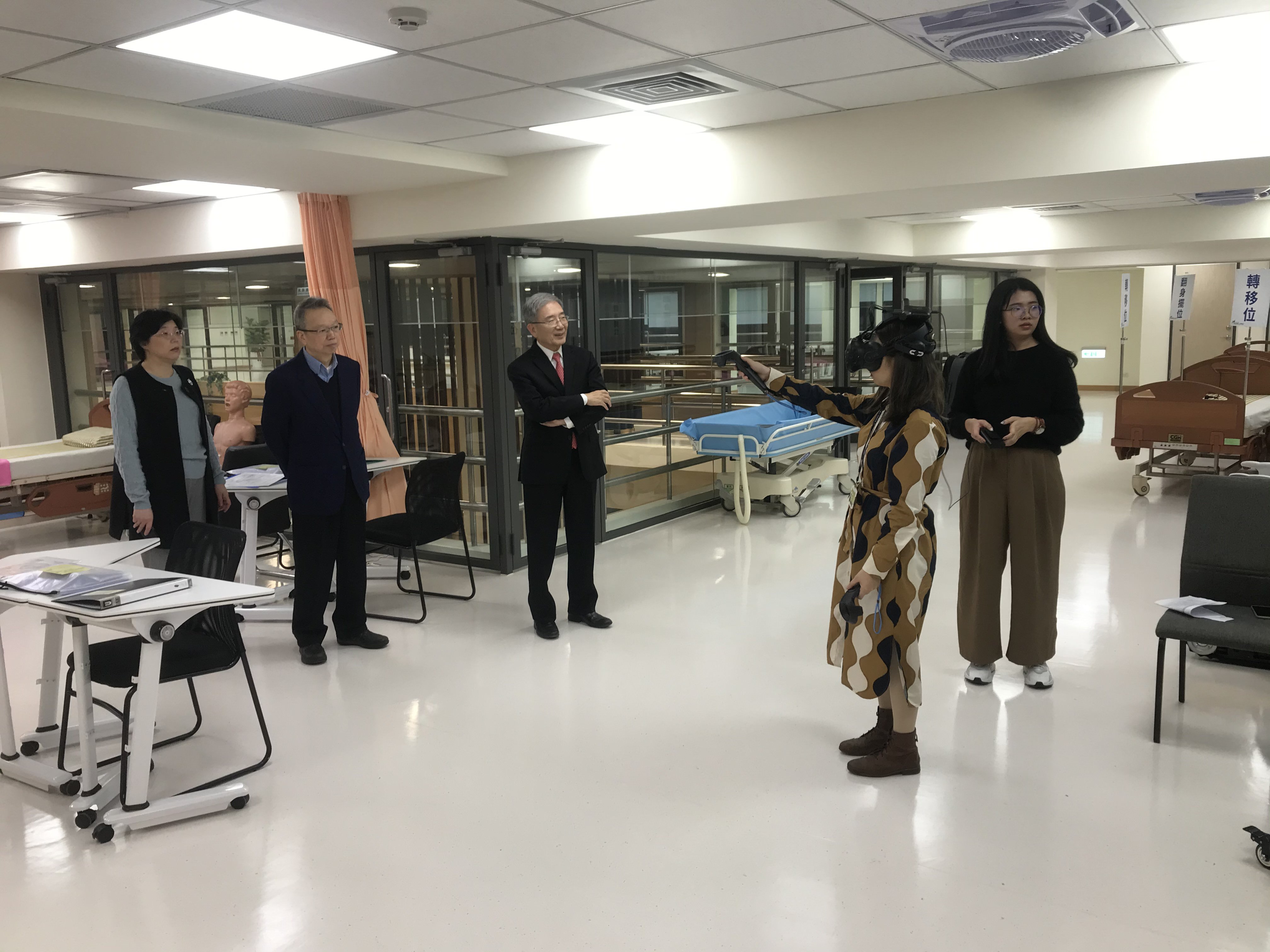 台塑資深副總傅陳卿觀看基地助理解說VR教學系統
