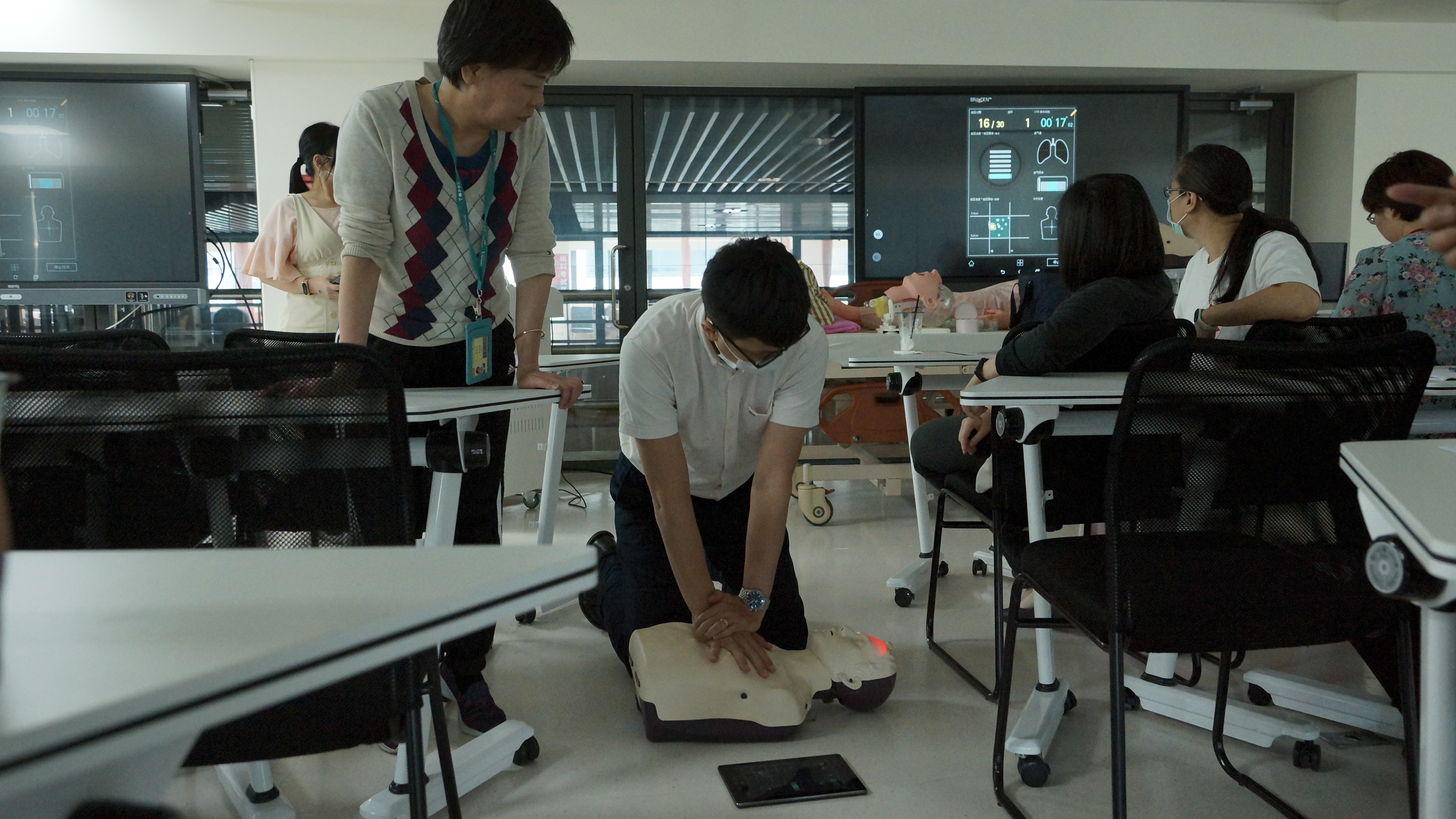 「Brayden CPR教學模擬人」能透過表面紅色光束提示學員操作是否確實